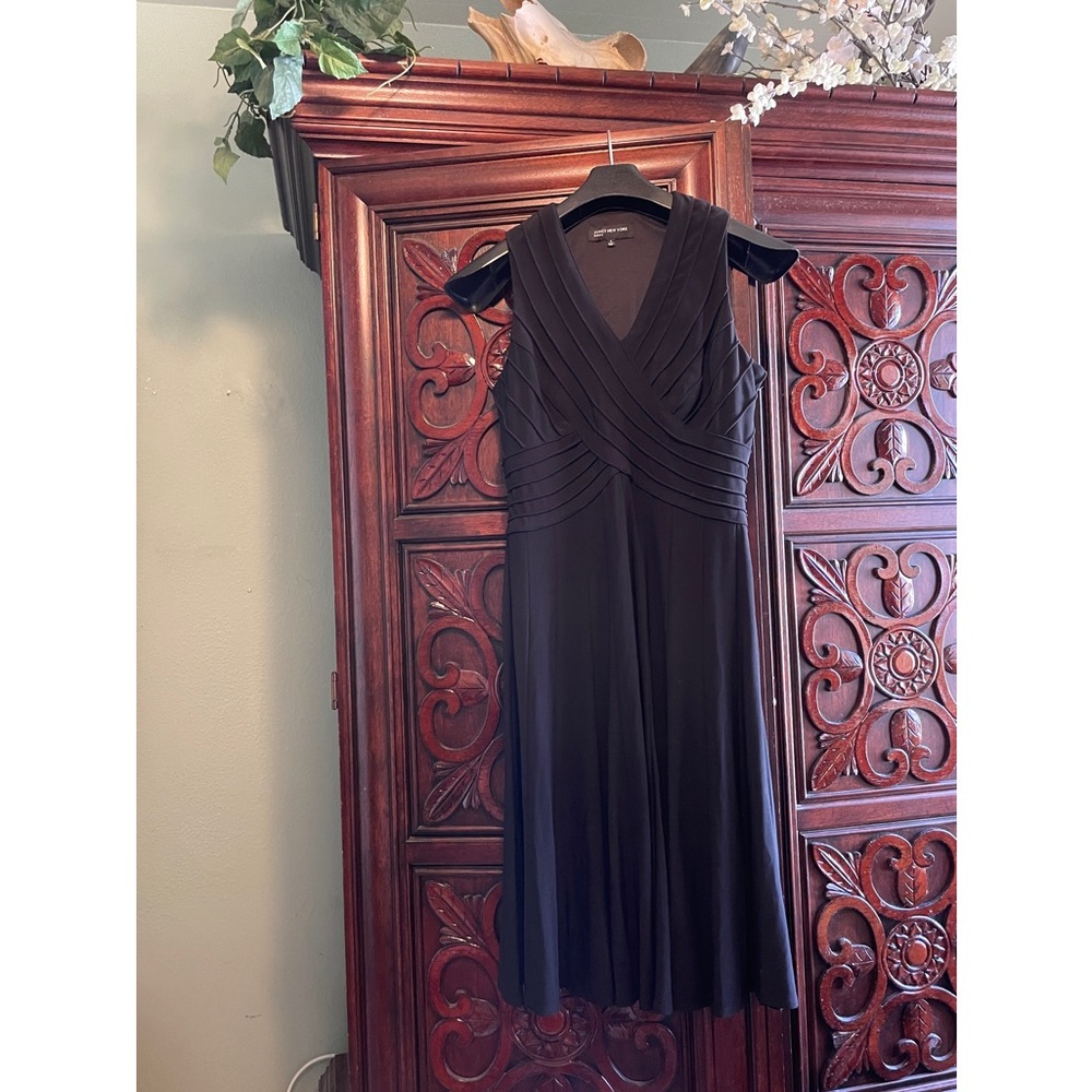 Jones of New York size 6 black flattering dress